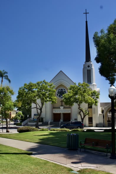 photo of Whittier First United Methodist Church circa 2017, taken from across the street in Central Park