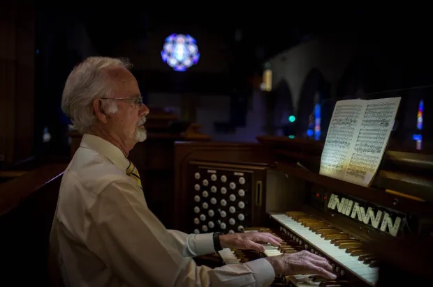 photo of Whittier Methodist Church organist Thomas Strout at the organ